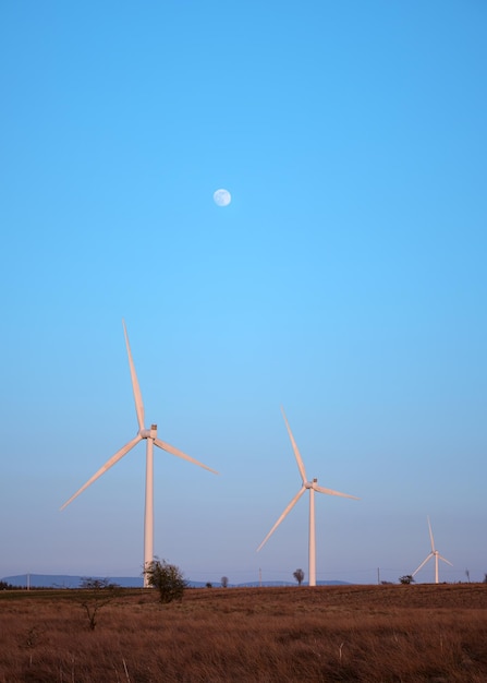 Windturbines op het platteland en de maan West Lothian Schotland Verenigd Koninkrijk