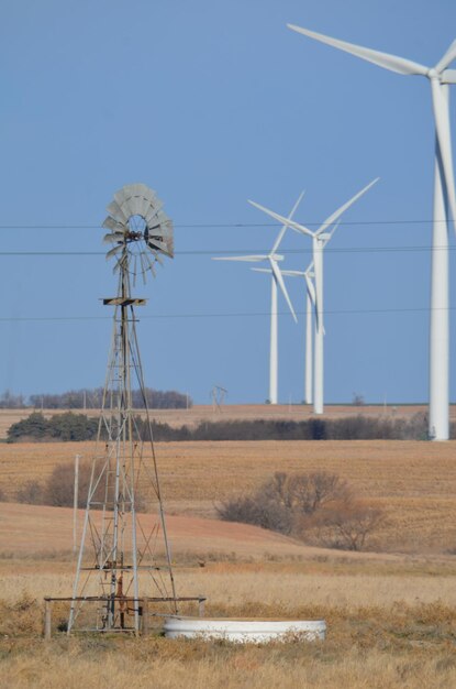 Windturbines op het veld tegen de lucht