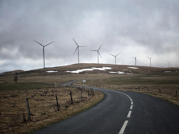 Foto windturbines op het veld tegen de lucht