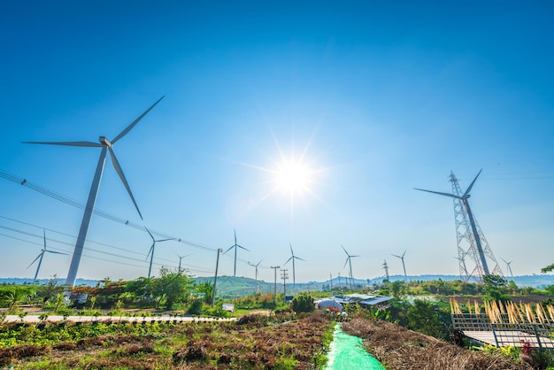 Windturbines op heuvel in het khao kho park Thailand Schone energie eco power energie Groene energie