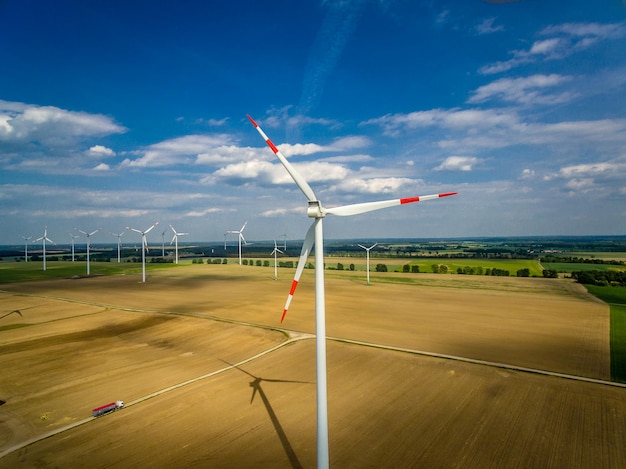 Windturbines op landbouwveld tegen de lucht