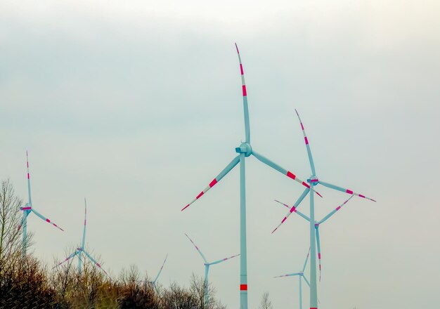 Windturbinesstation windmolenpark naast de weg in Oostenrijk bij bewolkt weer