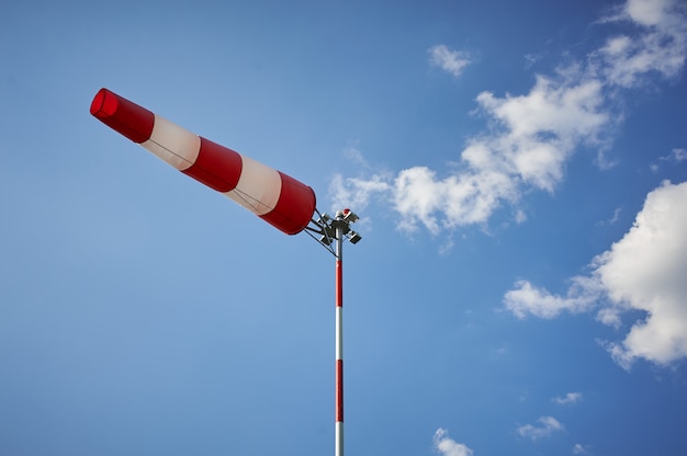 Windzak die door de wind met bewolkte hemel wordt geblazen