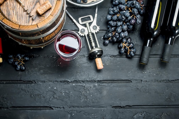 Фото Винный фон красное вино с виноградом и старая бочка