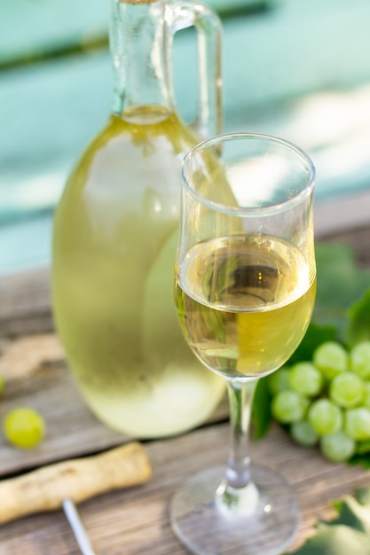 ワインの背景ワインのコンセプト木製テーブルの上の白ワインボトル