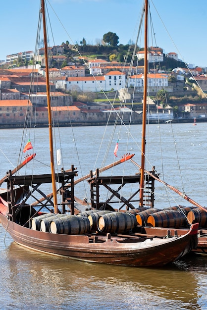 Botti di vino in una vecchia barca a porto