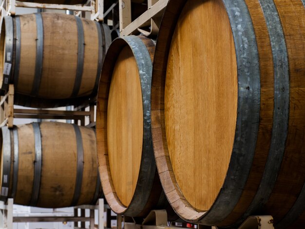 コロラド州パロセードのブドウ園のセラーエリアに積み上げられたワイン樽。