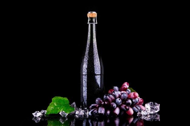 Фото Бутылка вина с красным виноградом