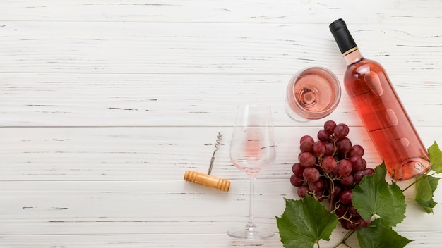 Photo wine bottle on wooden background