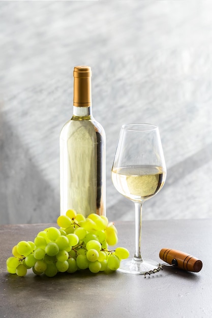 Photo wine bottles on glass bottle on table