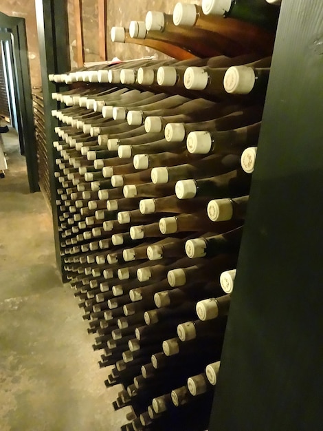 Photo wine bottles in winery