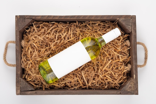 Wine Box wijnfles met wit etiket op witte achtergrond Mock up