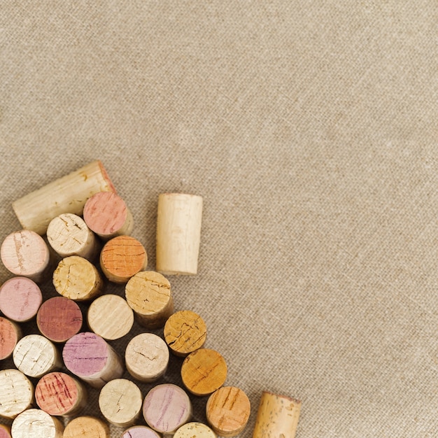 Photo wine corks close up on sackcloth background