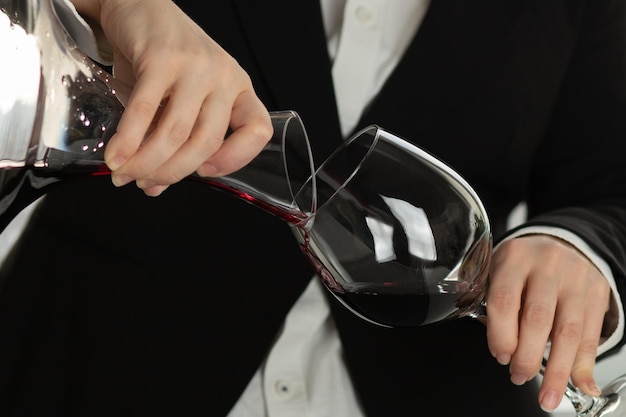 Foto processo di decantazione del vino di ossigenazione aerazione pulizia dai sedimenti sul fondo e creazione di un'atmosfera solenne di degustazione