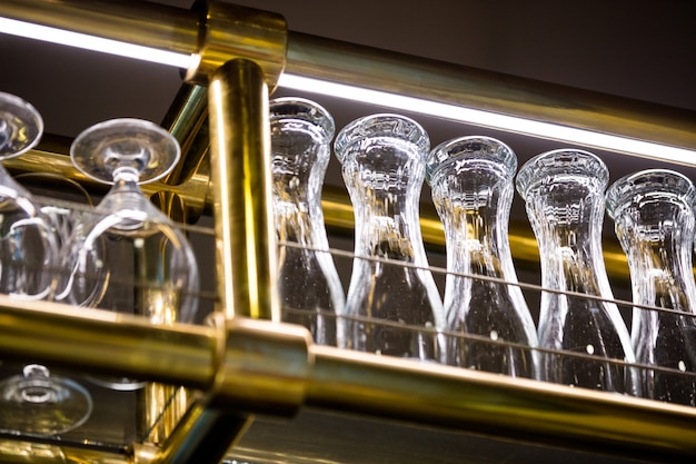 Photo wine glass and beer glass arranged on bar rack