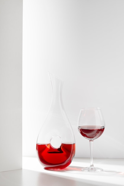 Foto assortimento di bicchieri da vino e caraffe