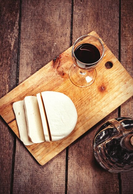 Foto un bicchiere di vino e formaggio in tavola