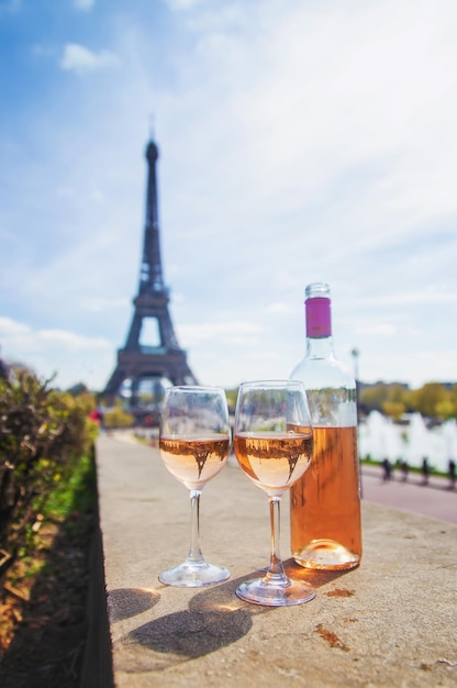 에펠탑 근처 유리잔에 담긴 와인 선택적 초점