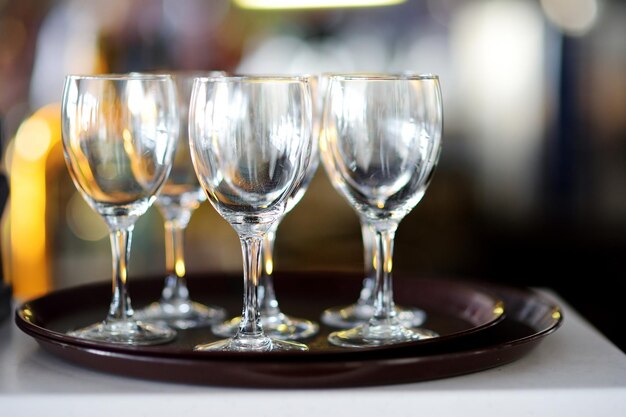 Foto set di bicchieri di vino su tavola per la celebrazione di una caffetteria o di un bar