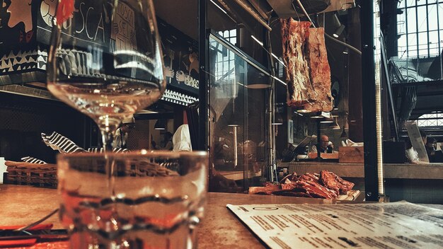 Foto un bicchiere di vino sul tavolo del ristorante