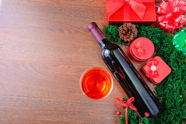 Bicchiere da vino e bottiglia di vino con scatola regalo di natale