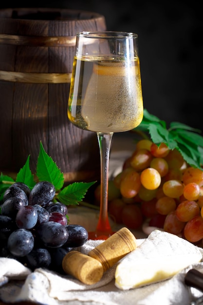 Vino in un bicchiere con una bottiglia