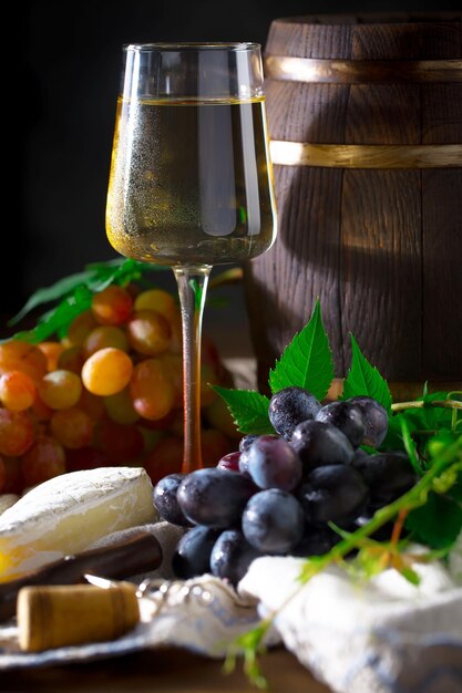 Vino in un bicchiere con una bottiglia