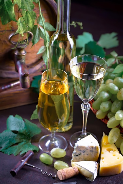 Vino in un bicchiere con una bottiglia