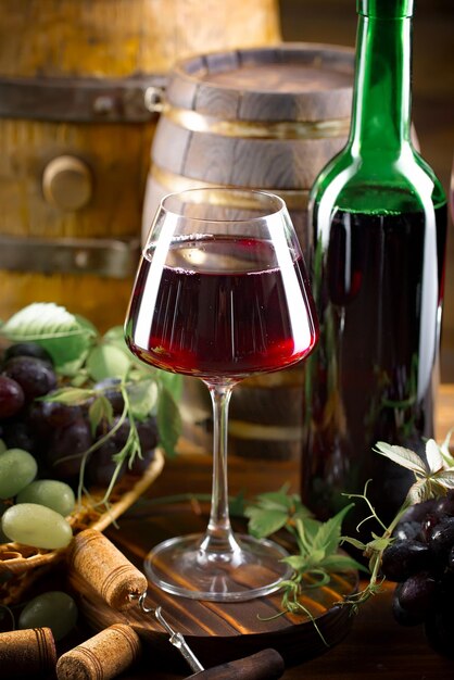 병과 유리에 와인