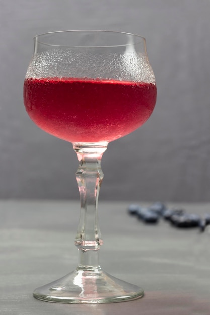 Bicchiere da vino con bevanda rinfrescante gocce d'acqua su un bicchiere di vino appannato