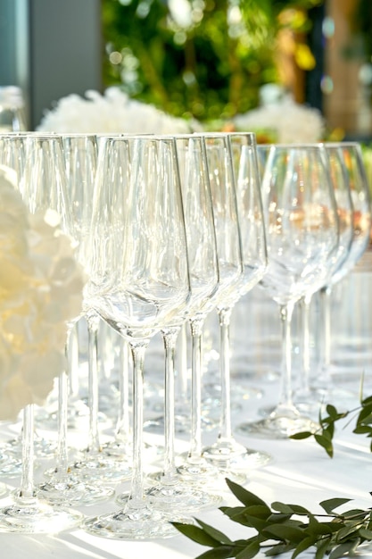 Photo wine glasses on the banquet table