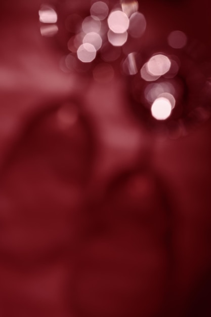 Foto bicchieri da vino sfocati colore vino rosso sfocato sullo sfondo con riflesso luminoso sfocamento ottico bokeh top