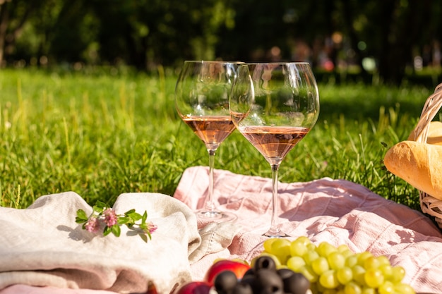 Bicchieri di vino in un picnic estivo