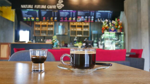 Foto bicchieri di vino sul tavolo al caffè