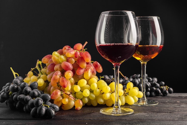 Wine and grapes on the table