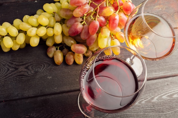 テーブルの上のワインとブドウ