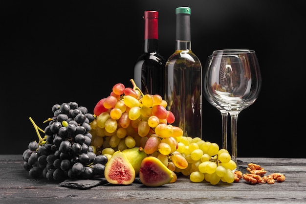 Wine and grapes on the table