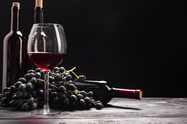 テーブルの上のワインとブドウ