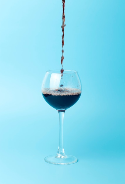 와인을 유리 잔에 붓습니다. 최소한의 컨셉으로 시음하기 위해 유리 잔에 적포도주를 붓습니다.