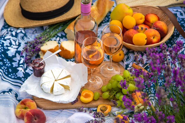 Vino in un campo di lavanda messa a fuoco selettiva