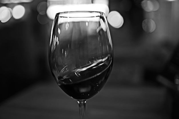 ロマンス/美しいコンセプトのアルコールグラスを提供するワインレストラン、カフェでの休日のディナー