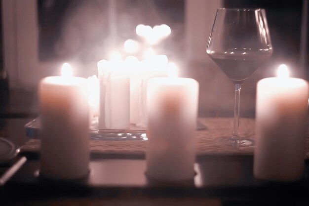ロマンス/美しいコンセプトのアルコールグラスを提供するワインレストラン、カフェでのホリデーディナー