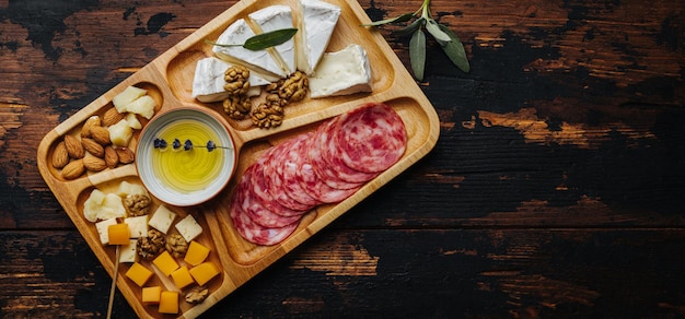 Photo wine snacks assorted cheese on a wooden board