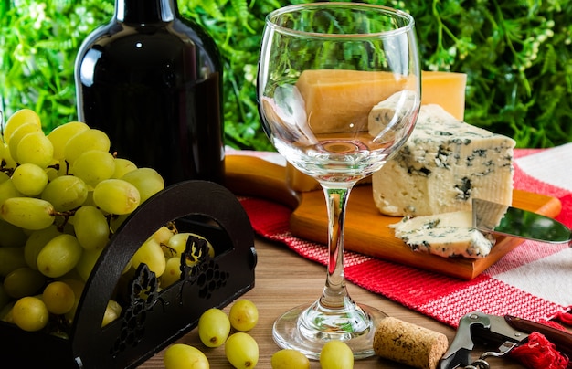 Foto tavolo da vino con formaggio e uva