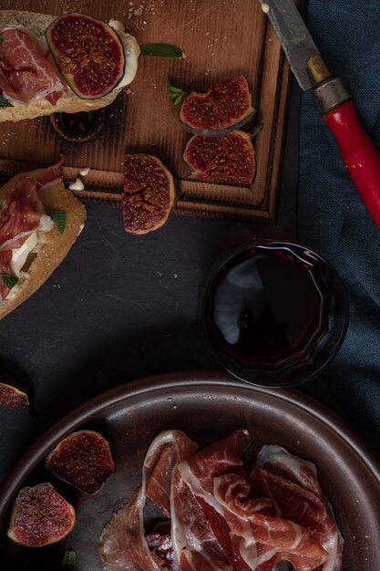 Vino e tapas con prosciutto