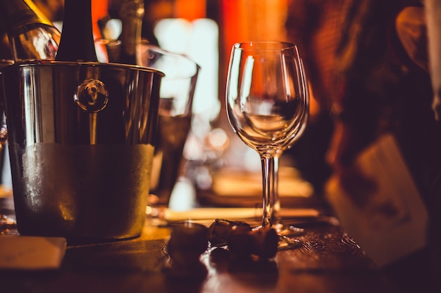 Фото Дегустация вин: на дегустационном столе рядом с брошюрами стоит пустой стакан