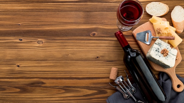 Фото Вино с едой на деревянном фоне