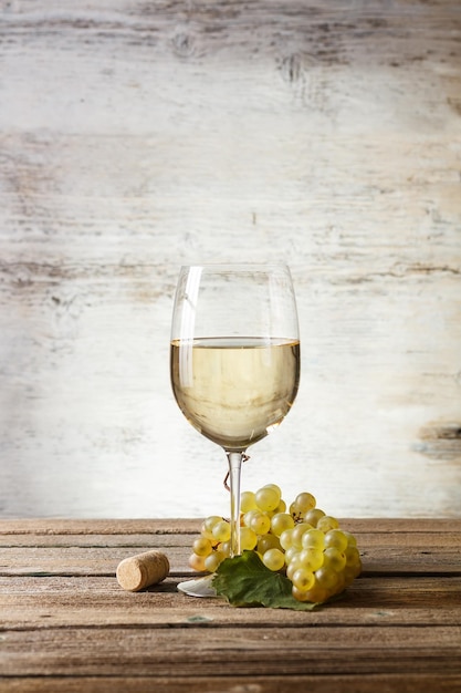 Foto bicchiere da vino con vino bianco