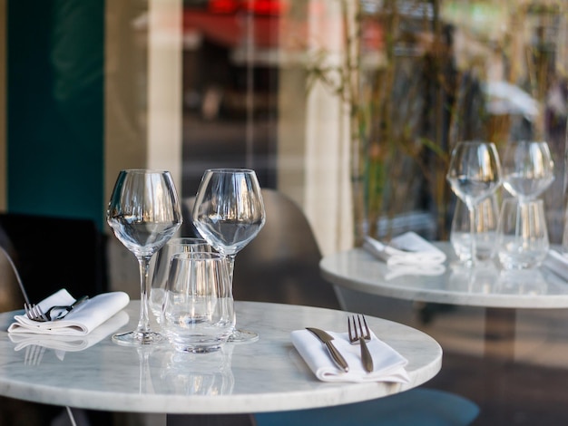 Photo wineglasses on table in restaurant