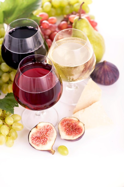 Виноделие Побережье Виноградники Сбор винограда Виноград Бокалы вина и спелый виноград изолированы